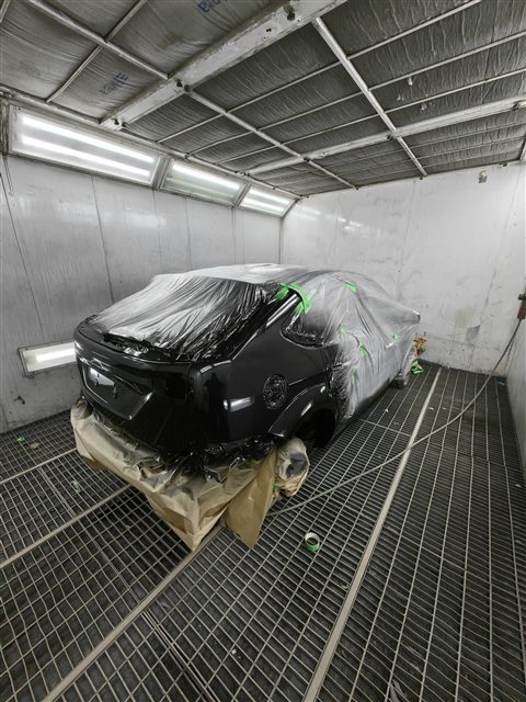 Чёрная задняя часть автомобиля после нанесения краски